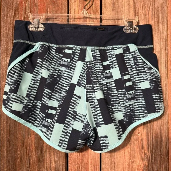 NWOT Women’s Medium Under Armour Speed Shorts Blue - Picture 3 of 7